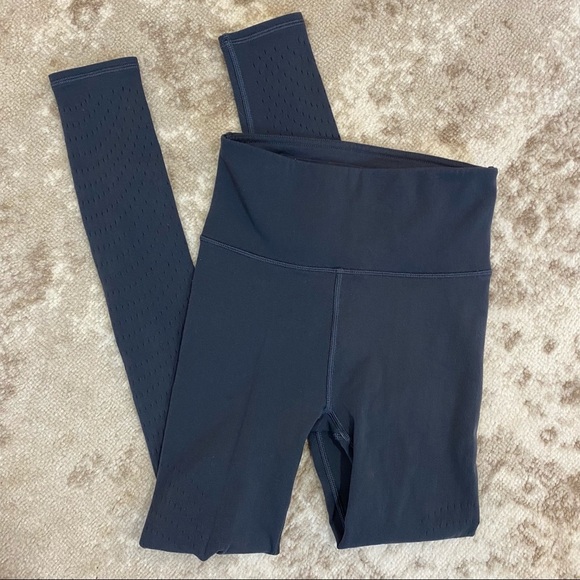 Lululemon Reveal 7/8 Tight *Vortex 25" in Dazed Blue Grey Sz 4 Mesh Cutout - Picture 2 of 6
